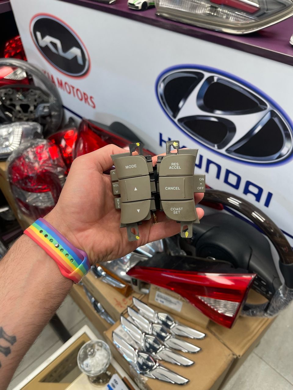 کلید روی فرمان هیوندای آزرا سمت راست ۲۰۰۸